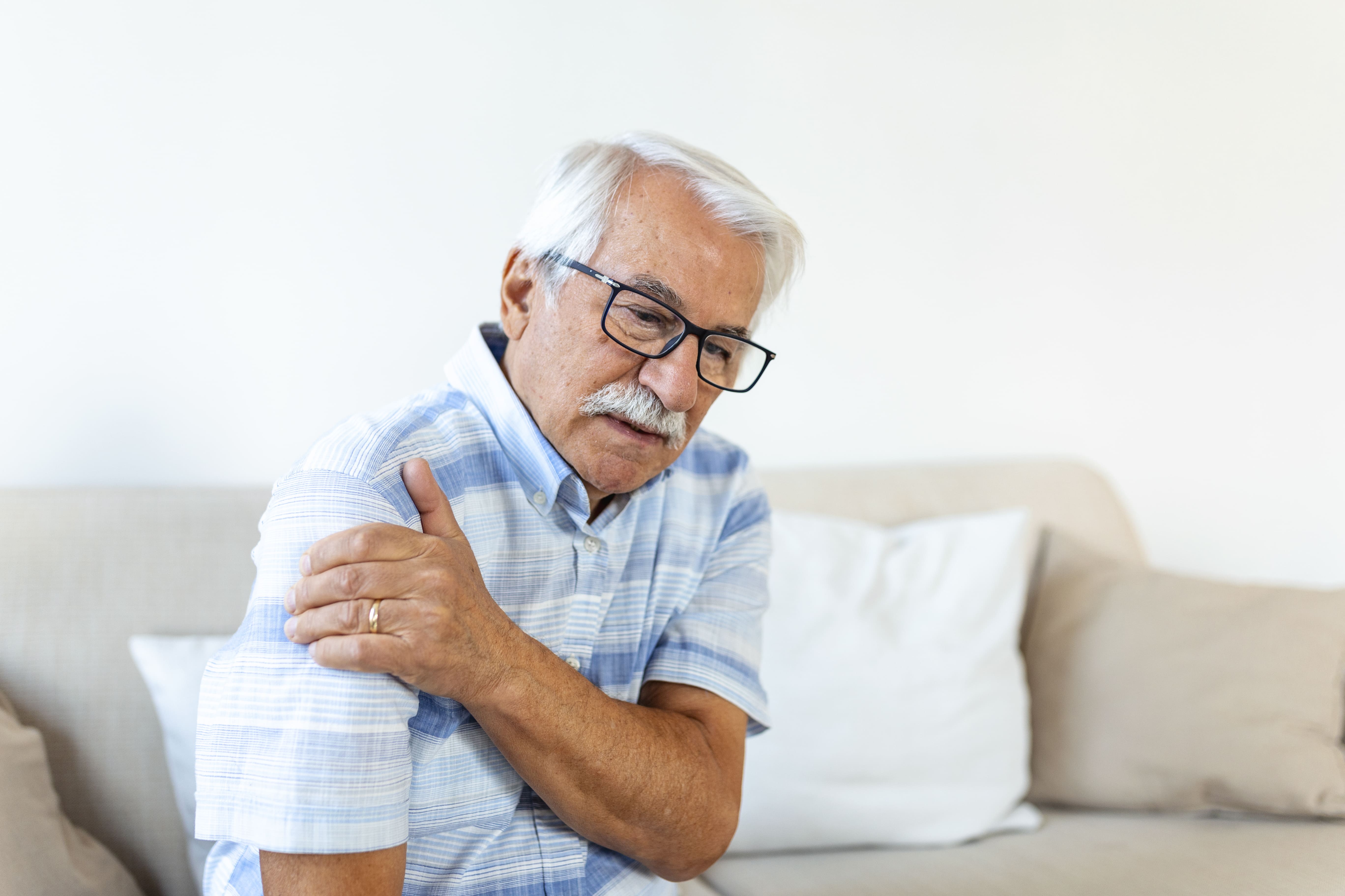 Desidratação pode causar dores musculares: entenda a relação